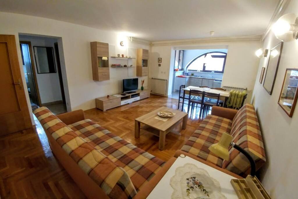 Apartman 100M2, Full Opremljen, Privatni Parking. 普拉 外观 照片